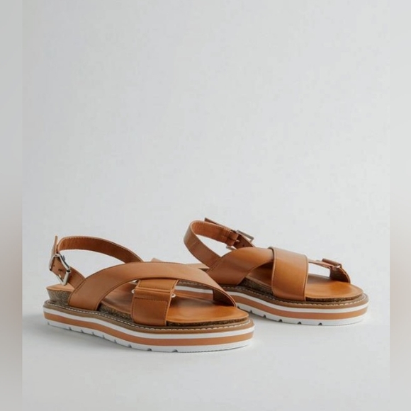 NWT Size 8WW CRISSCROSS FLATFORM SANDALS - Picture 2 of 6